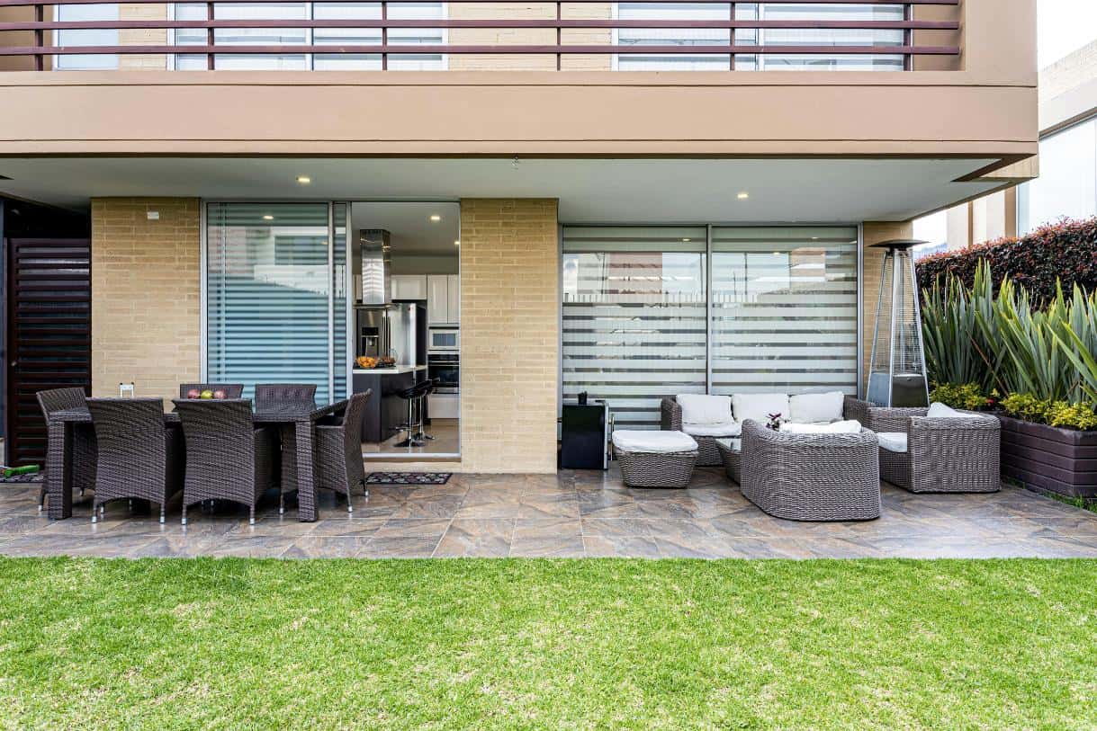 1. Bucatarii De Vara   Bucatarie De Vara, Scane Negre Si Masa, Canapea Si Fotolii, Gazon